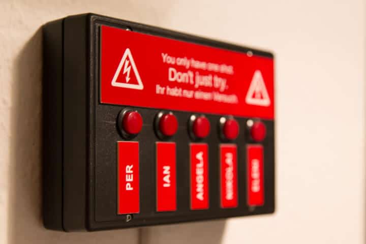 Mission Accepted Berlin rote Buttons