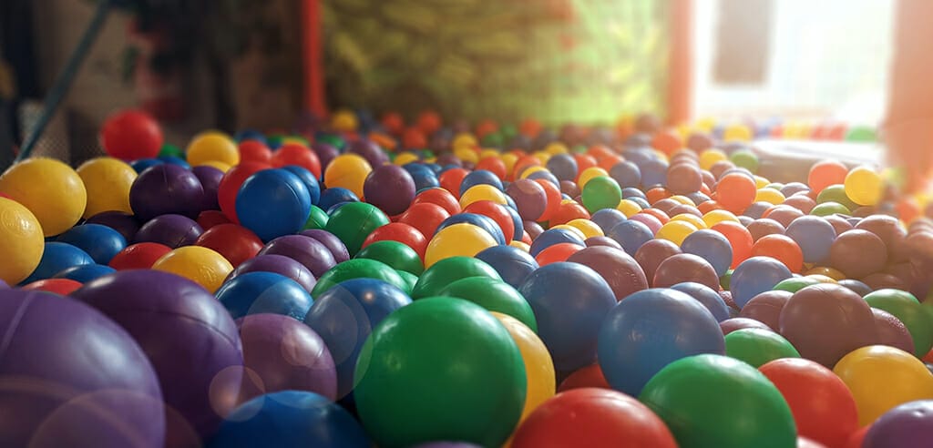 bällebad im indoor spielplatz für kinder