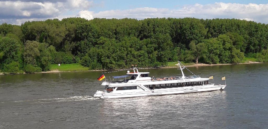 Auf der Schifffahrt, ab Köln, kann sich das Team besser kennenlernen.