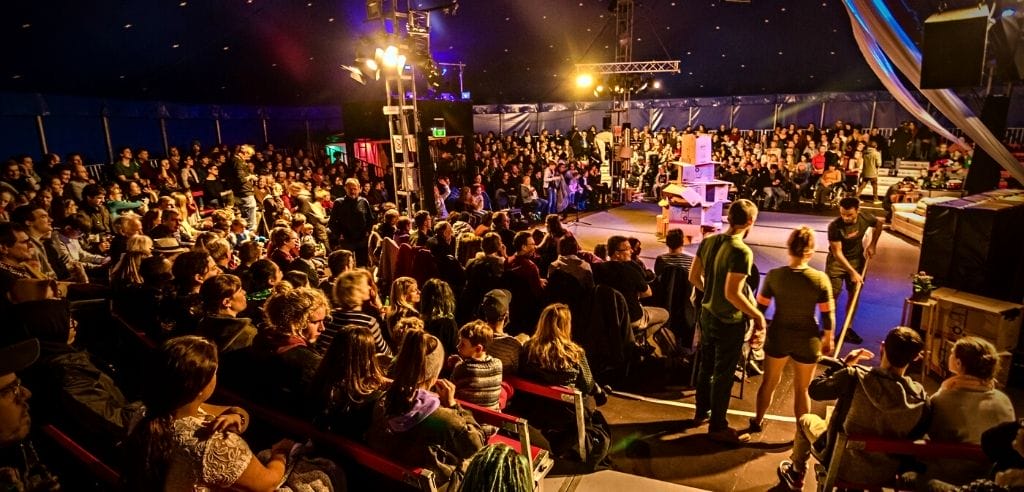 Lernt Akrobatik und Jonglieren beim Business Zirkus