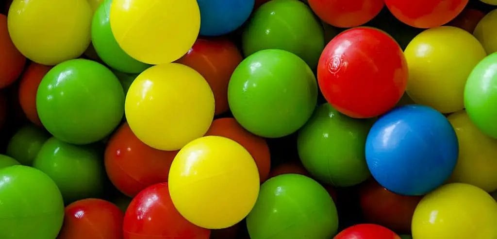 Spielspaß im Bällebad in den deutschlandweiten Indoor Spielplätzen