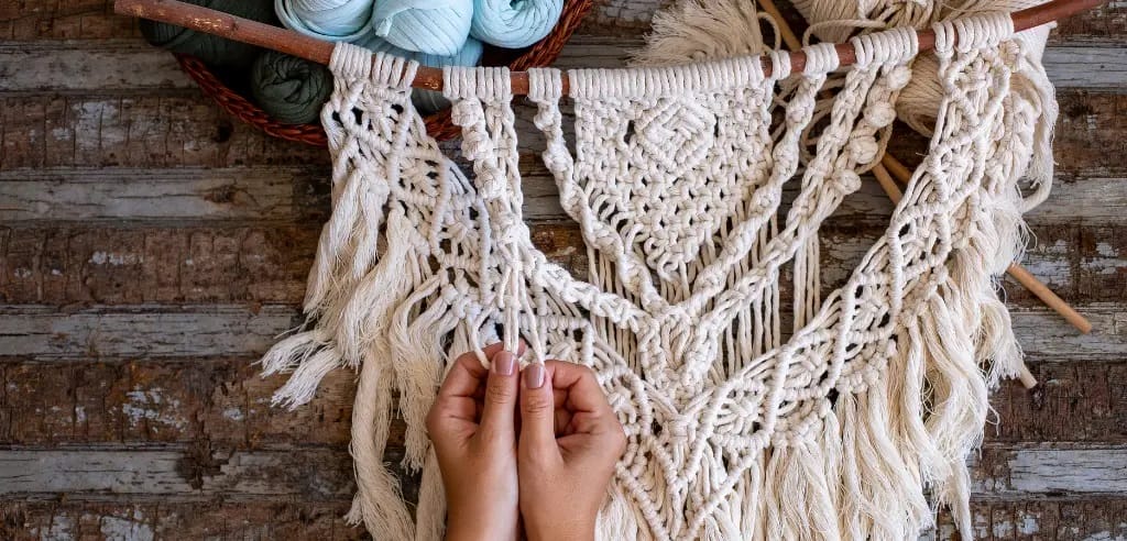 Tie the knots - im wahrsten Sinne des Wortes - beim Makramee Workshop JGA Ideen