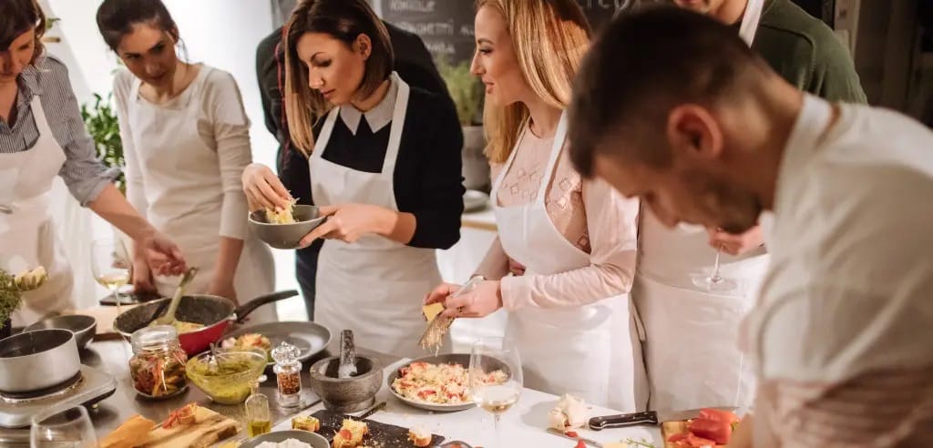 gemeinsam kochen bei einem kochkurs als teamevent in dresden