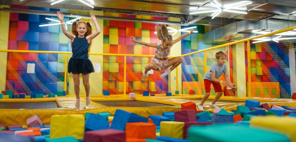 sportlicher Spaß mit Kids in der Trampolinhalle