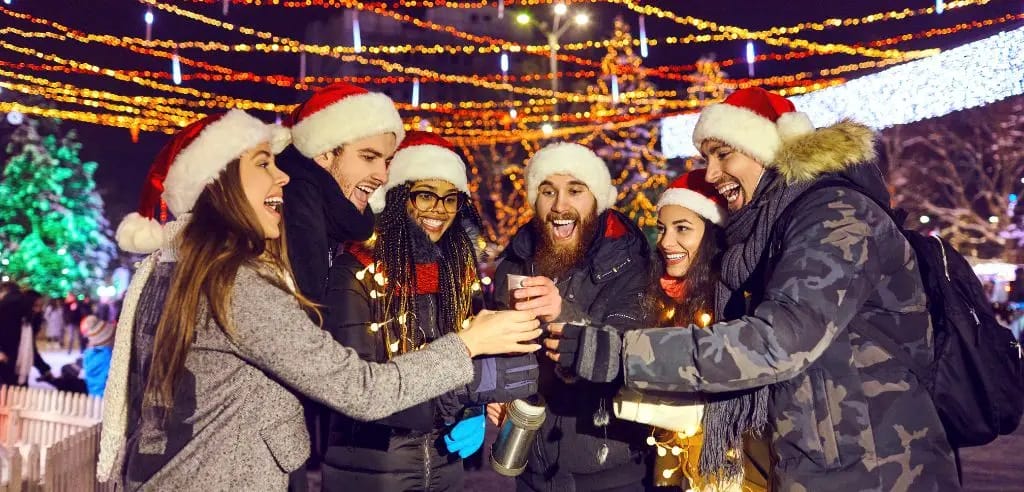 gemeinsam anstossen auf der weihnachtsfeier in nrw