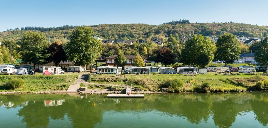 wohnmobilstellplatz am flussufer